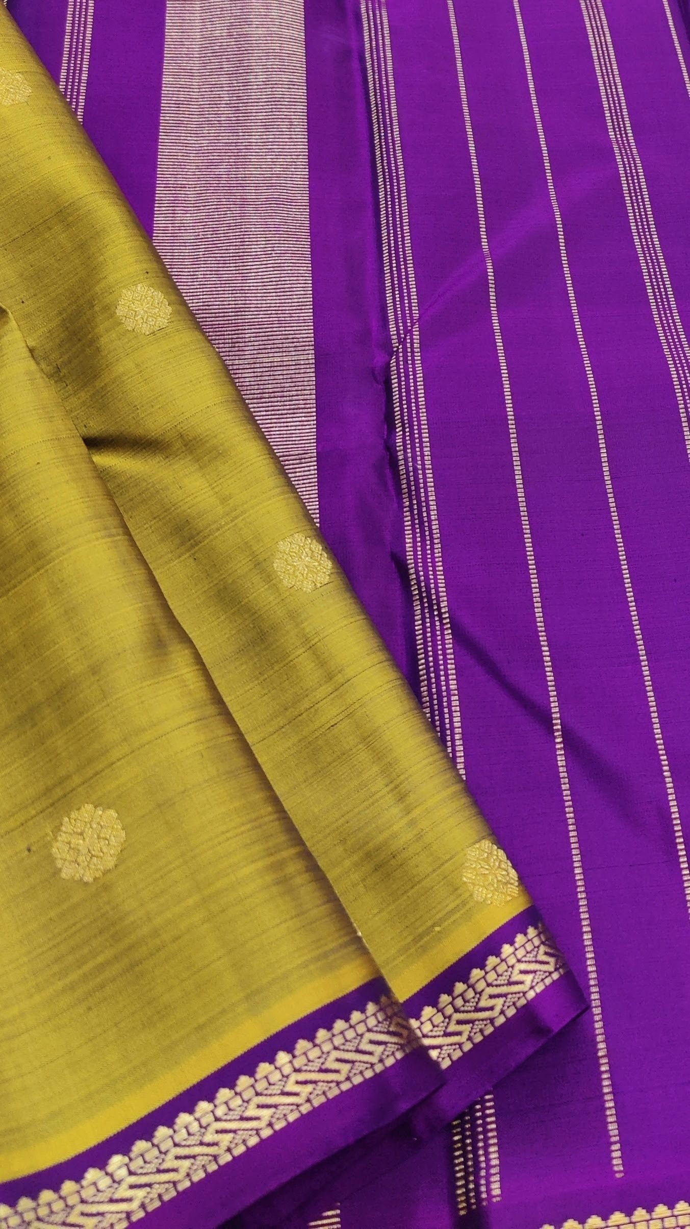 Fenugreek-green-and-violet-handwoven-Kanchipuram-silk-saree-with-flower-buttis-4.jpg