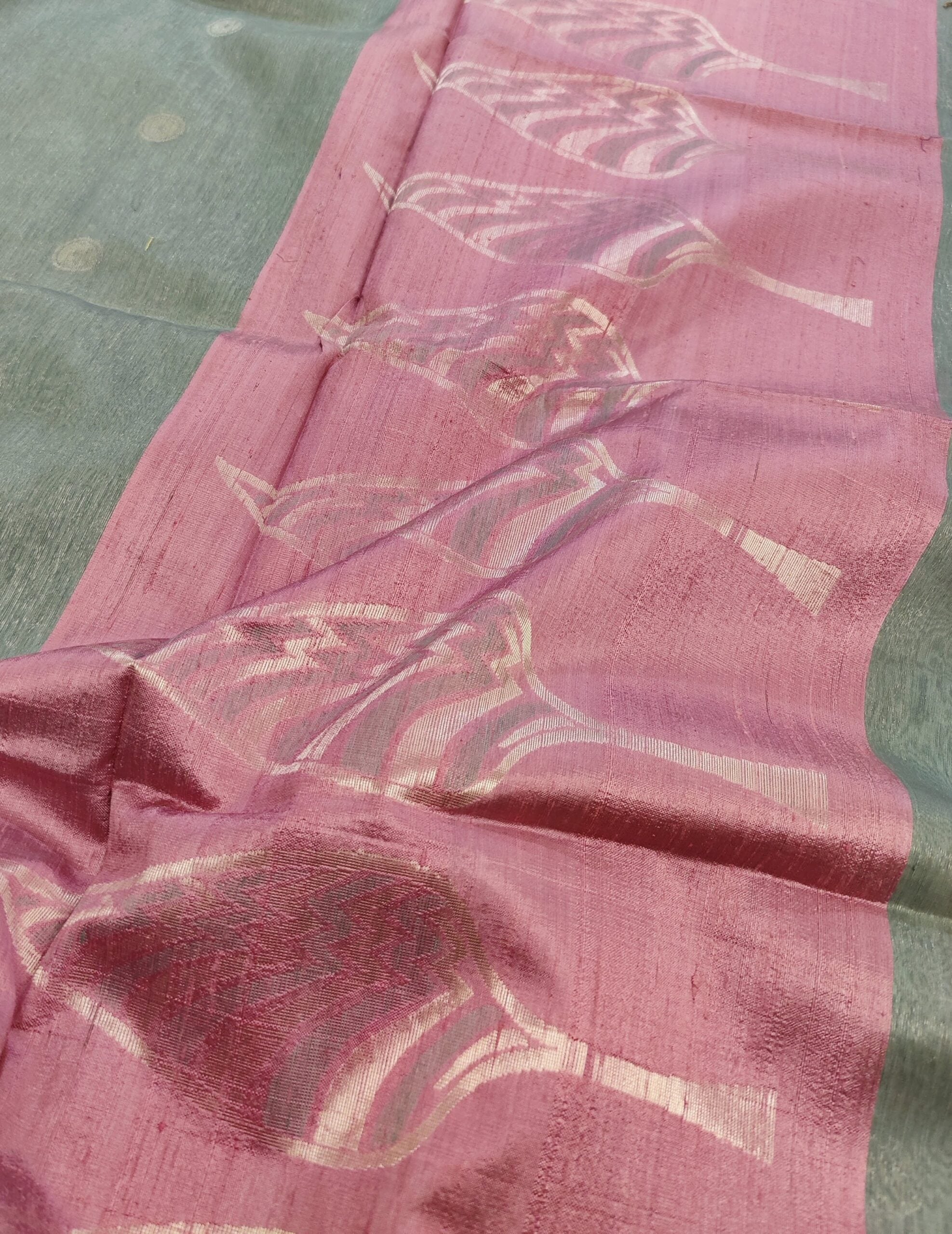 Grey-and-brown-handwoven-Matka-silk-saree-with-geometric-pattern-on-the-border-and-pallu-8.jpg