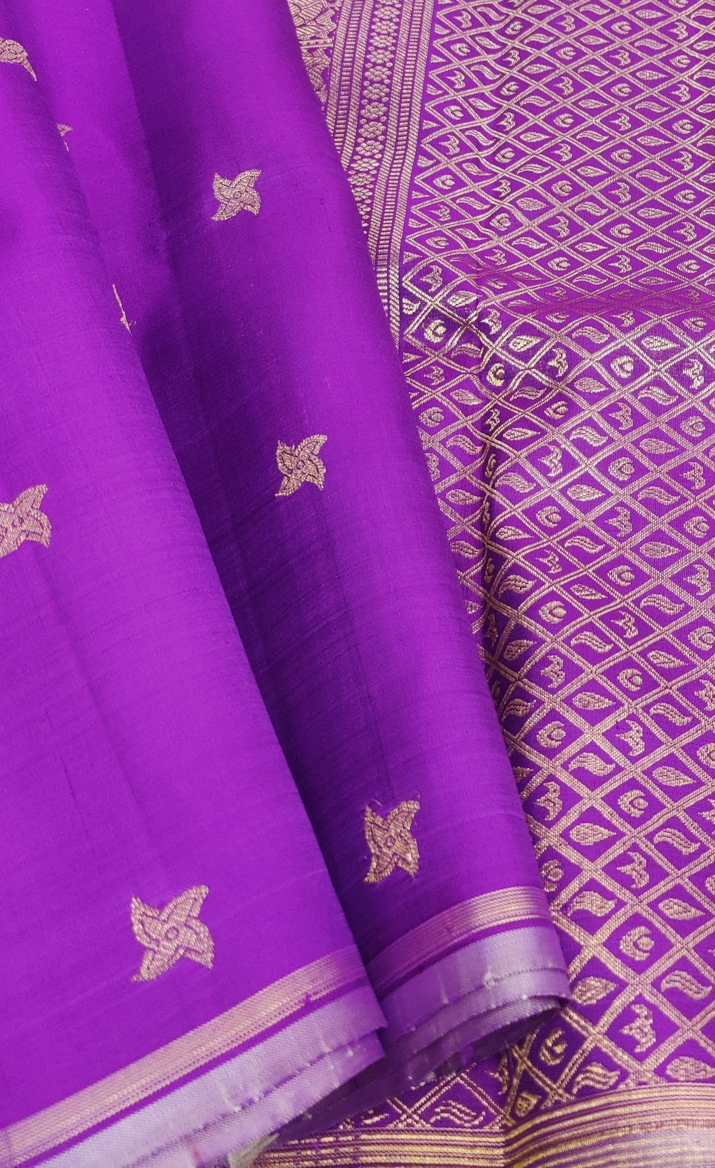 Violet-handwoven-Kanchipuram-silk-saree-with-flower-buttis-3.jpg