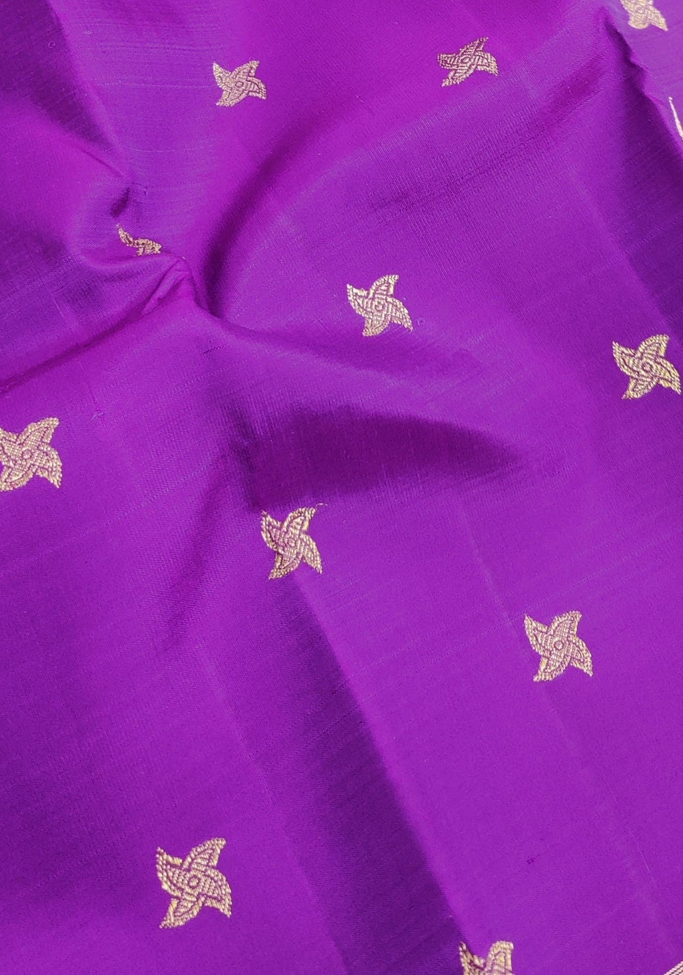 Violet-handwoven-Kanchipuram-silk-saree-with-flower-buttis-4.jpg