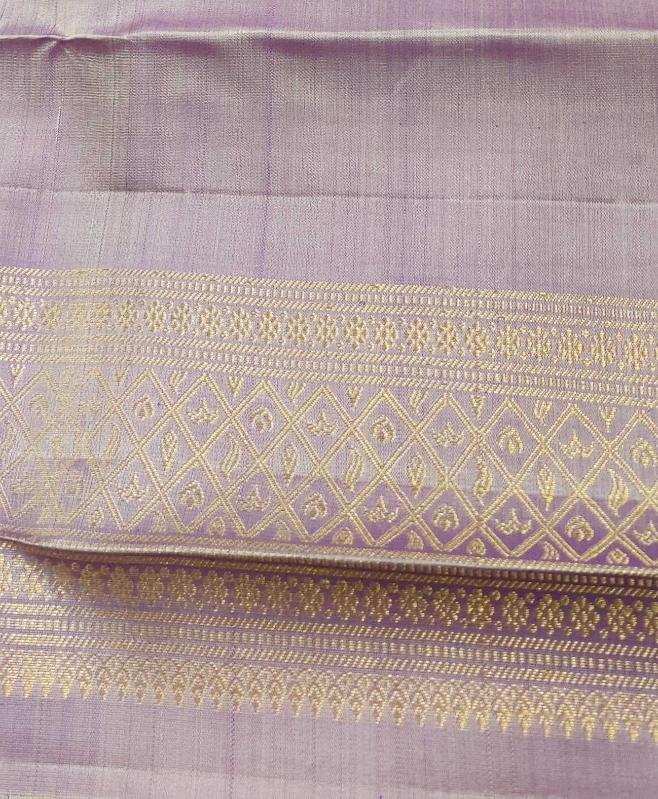 Violet-handwoven-Kanchipuram-silk-saree-with-flower-buttis-5.jpg